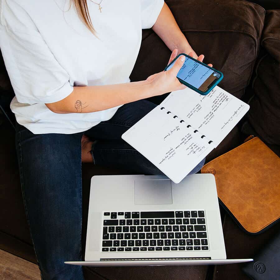 een model scant met haar telefoon een whiteboard vel van een uitwisbare agenda